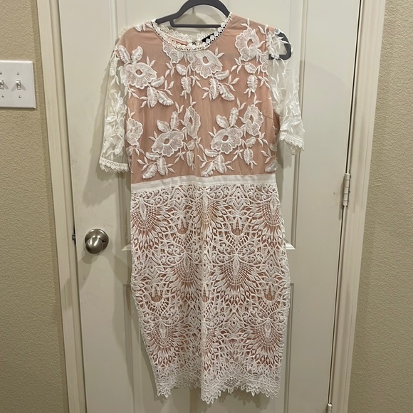 Lace dress - Picture 1 of 2